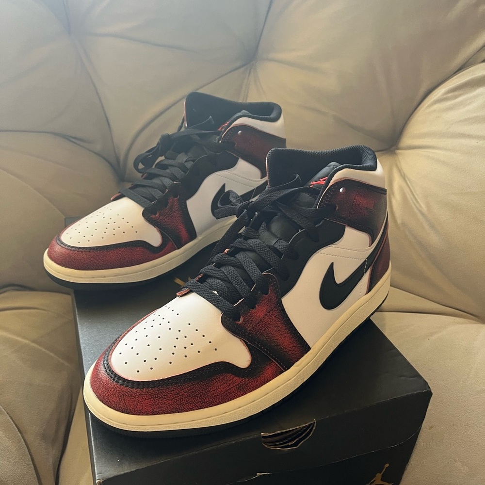 Air Jordan 1 MID SE - Red and black; unique design